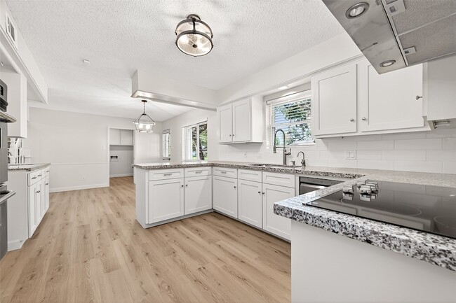 Building Photo - 10602 Longmont Dr