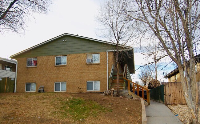 Building Photo - Updated 3Bedroom- In-Unit Laundry-$1,000 Move-In credit