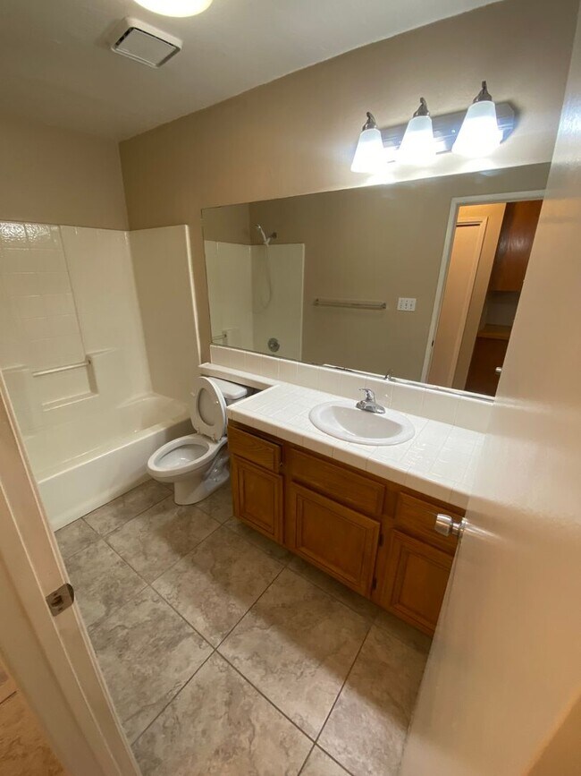 Building Photo - 3+2 NW Hageman & Jewetta Area $2150+ $2150 Deposit