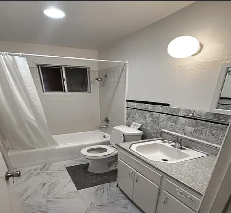 Building Photo - 4640 Clairemont Dr