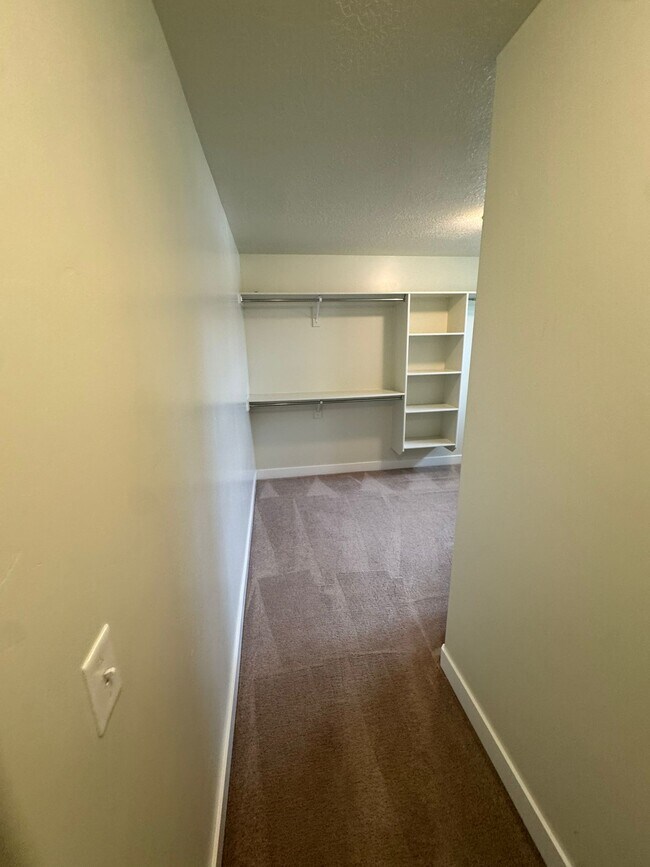 Building Photo - 1109 W Meridian Dr