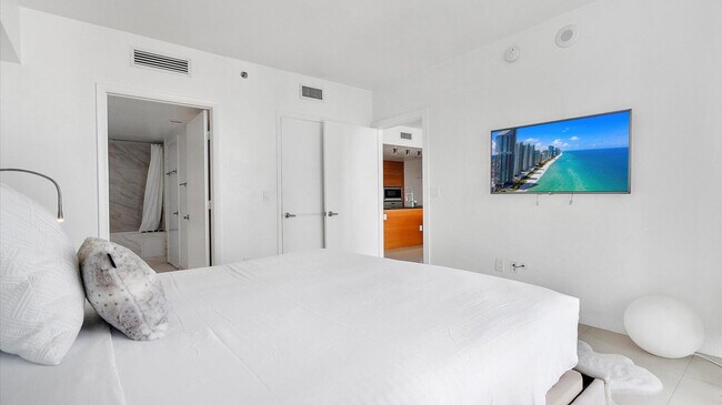 Building Photo - 475 Brickell Ave