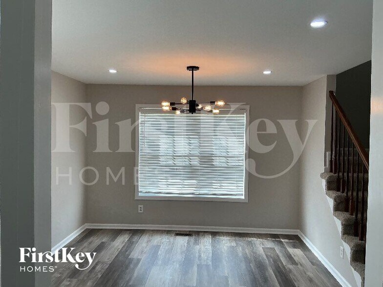 Building Photo - 900 Fisher Ct