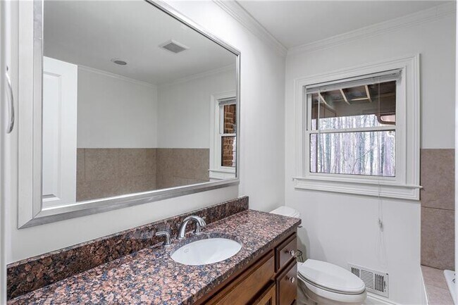 Building Photo - 2468 Ridgeway Dr