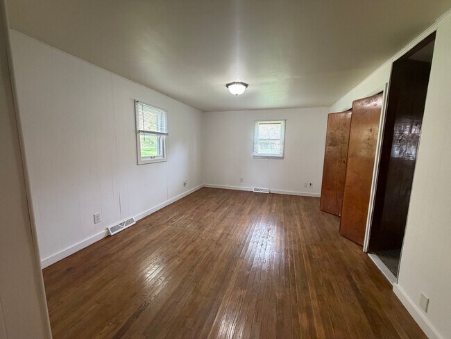 Building Photo - Adorable Home in Lowell School District