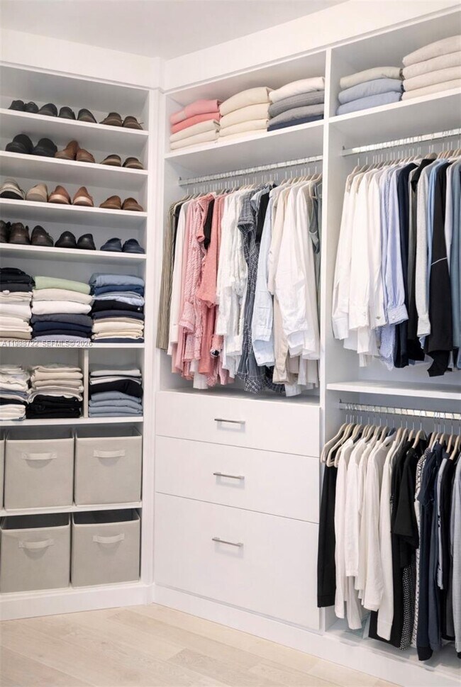 Building Photo - 2020 N Bayshore Dr