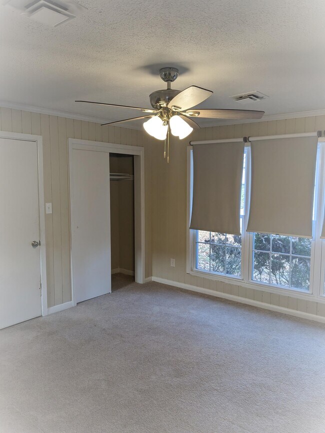 Building Photo - 315 Martha Lee Dr