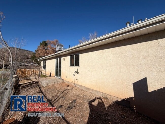 Building Photo - 2 Bedroom downtown