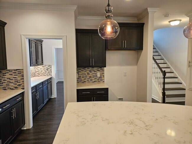 Building Photo - Beautiful unfurnished 3 bed 2.5 bath home ...
