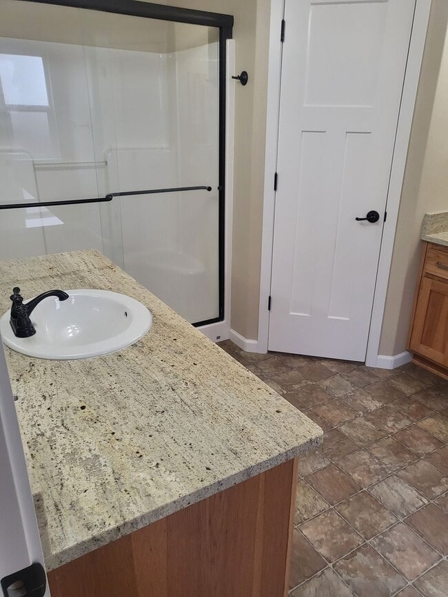Building Photo - 3 bed 2 bath Home for Rent in Grants Pass