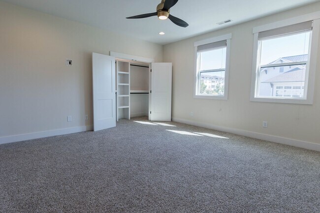 Building Photo - 2055 Oakwood Ave