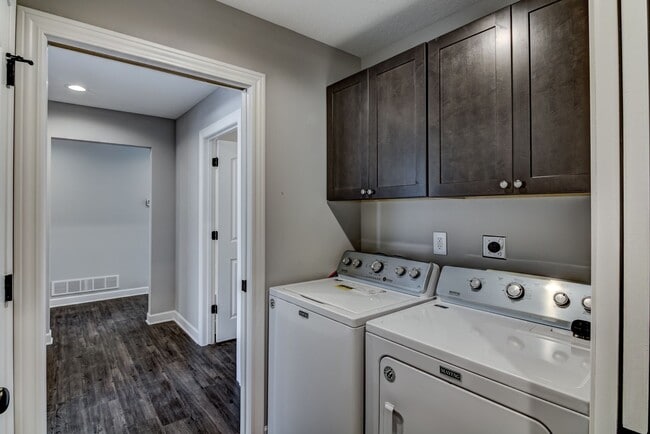 Building Photo - Convenient Location! 3 Bedroom Town Home