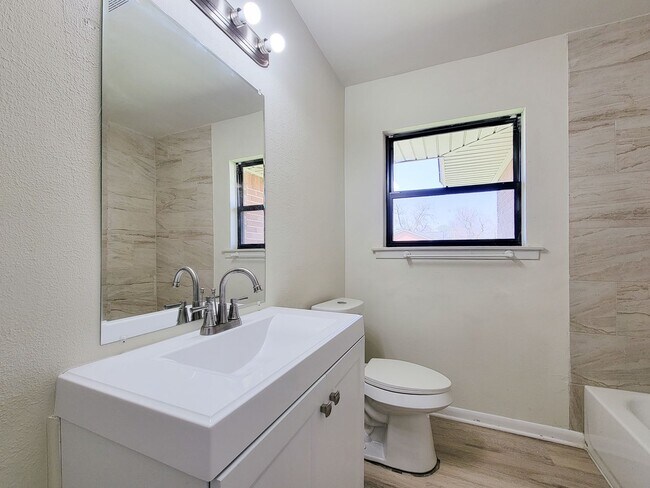 Building Photo - BEAUTIFUL REMODELED 4 BEDROOM 2 BATH HOME IN LAKE JACKSON, TEXAS