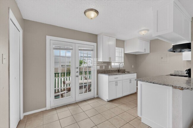 Building Photo - 8024 Cambridge Cir