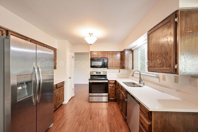 Building Photo - 580 E Kettle Ave