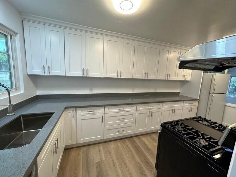 Building Photo - 556 Myrtle Ave