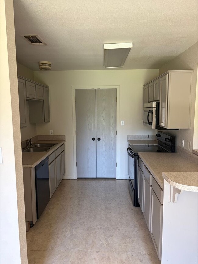 Building Photo - 1075 Grinnel Cir