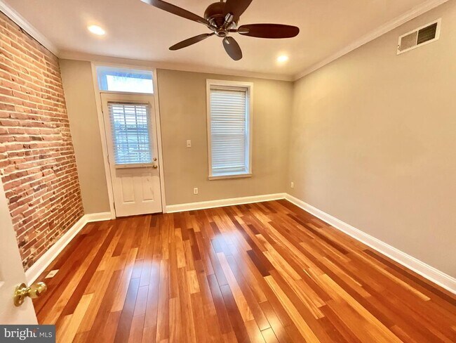 Building Photo - 132 S Potomac St