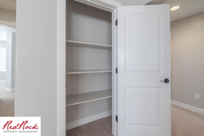 Building Photo - 4 Bedroom Spacious St. George Home with Large Backyard