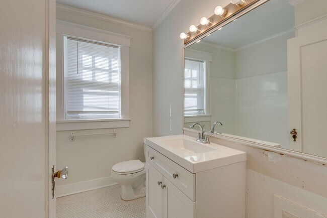 Building Photo - Charming 3-Bedroom Gem in the Heart of Sylvan Park