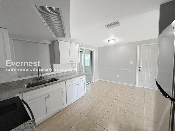 Building Photo - 3034 Primrose Dr