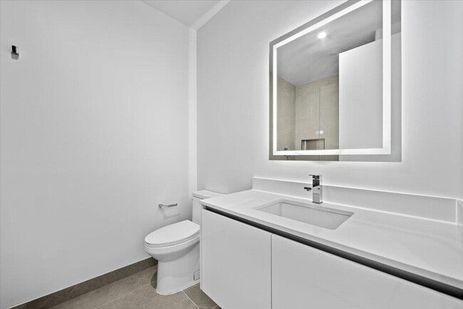 Building Photo - 220 Lake Shore Dr