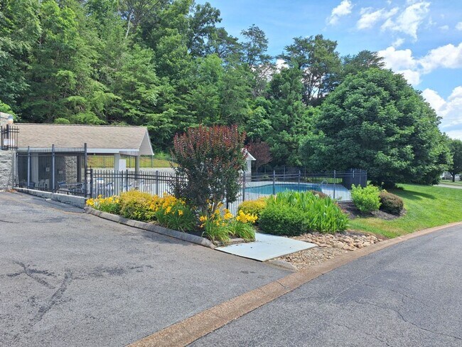 Building Photo - HOLIDAY MOVE IN SPECIAL. $500.00 OFF OF TH...