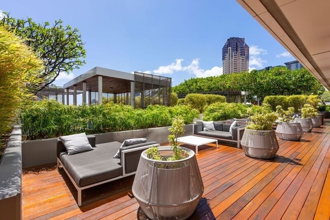 Building Photo - 888 Kapiolani Blvd