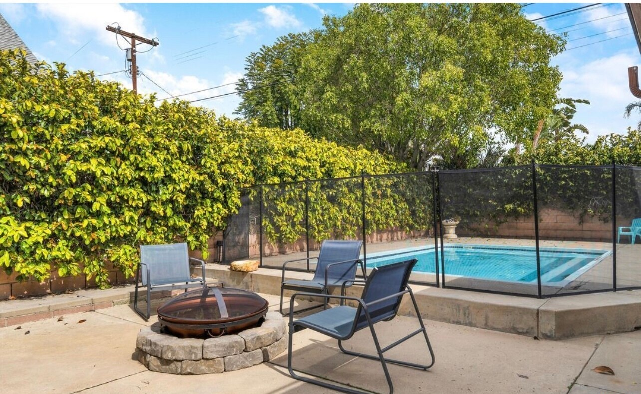 Building Photo - 10100 Sophia Ave