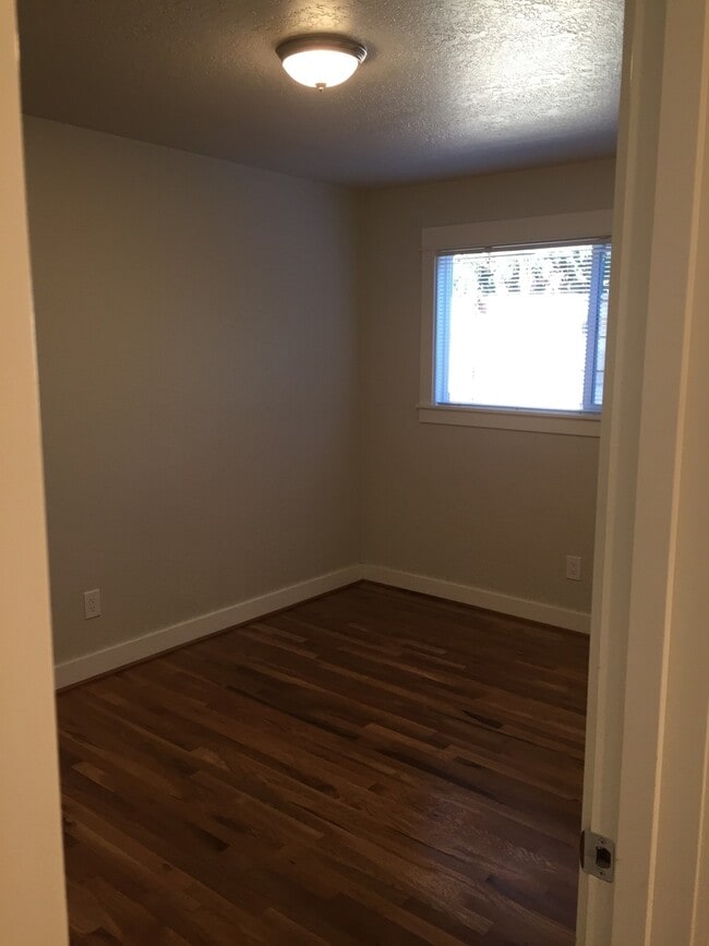 Building Photo - Modern Private Porch Hangout, Spacious Liv...