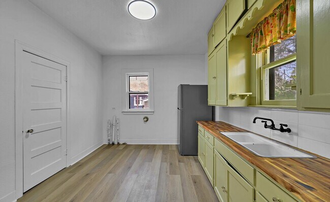 Building Photo - Spacious 3 Bed - 1 Bath House Near Downtown