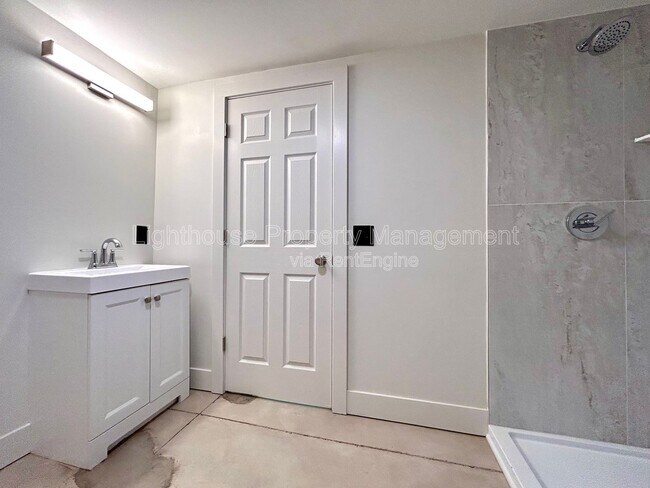 Building Photo - 1505 N Green Creek Rd