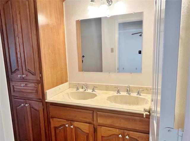 Building Photo - 906 Moore St