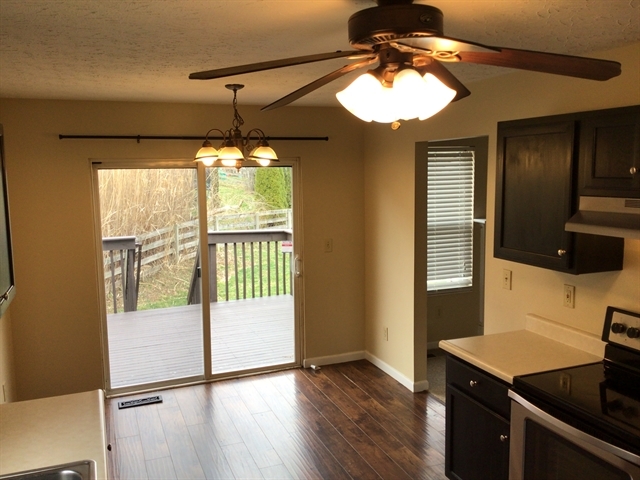 Building Photo - 2930 Holly Hill Dr