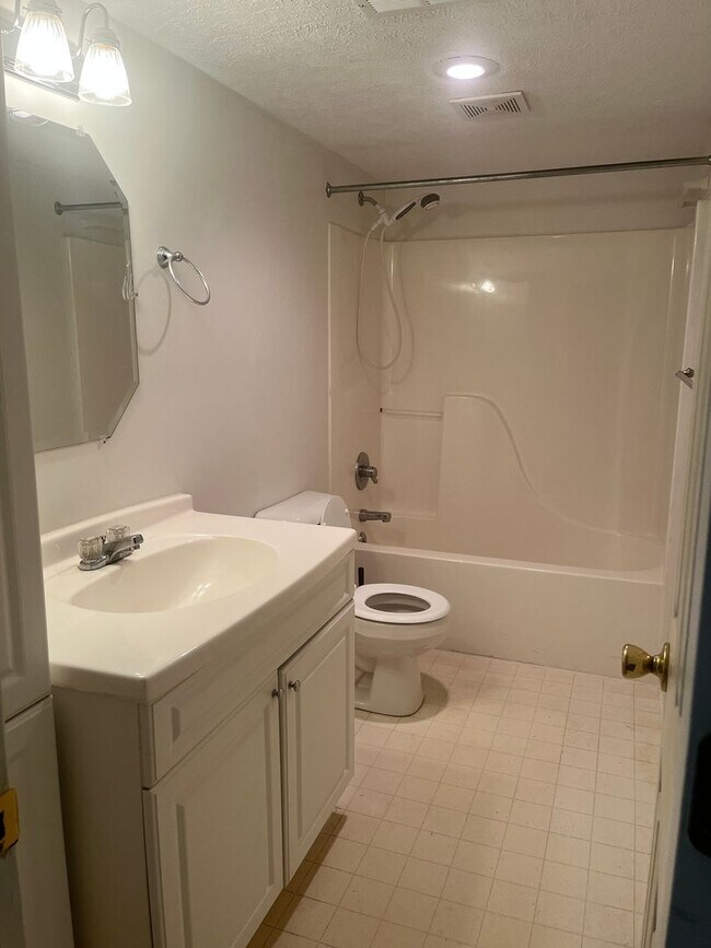 Building Photo - Gorgeous townhouse located near cornerston...