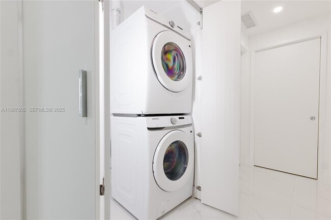 Building Photo - 700 NE 24th St