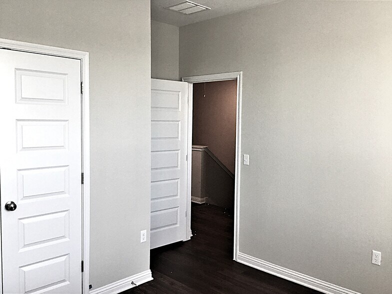 Building Photo - 5817 Monmarte Cove