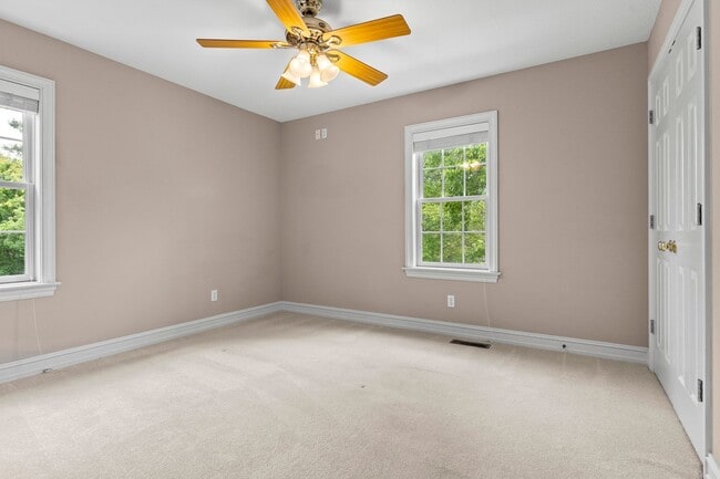 Building Photo - Haw Creek Gem