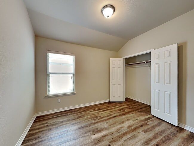 Building Photo - 1329 Villa Paloma Blvd