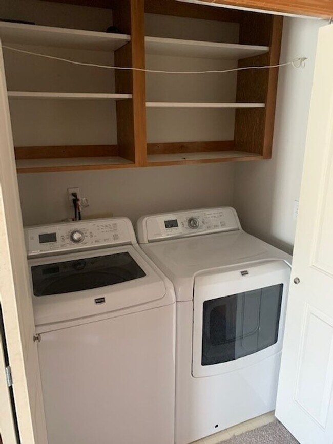 Building Photo - 3 Bed/2.5 Bath NE Bend Single Family Home with Hot Tub