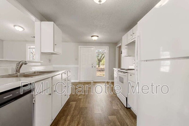 Building Photo - 3214 Old House Cir