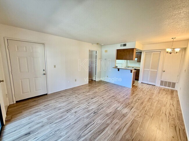 Building Photo - 1537 Pyrenees Ave