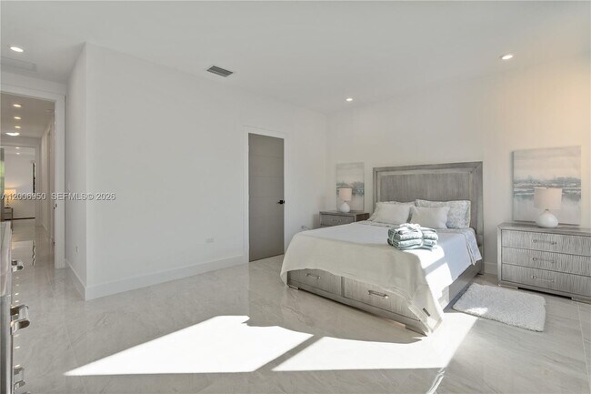 Building Photo - 2889 SW 33rd Ave