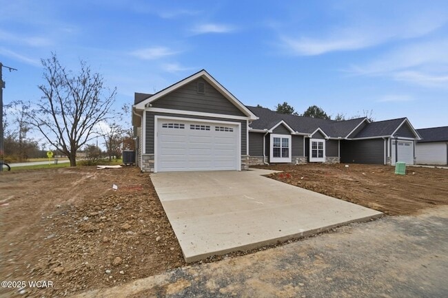 Building Photo - 2882 Lake Cir Dr