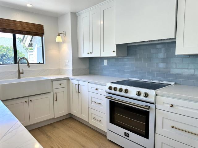 Building Photo - 542 Via De La Valle