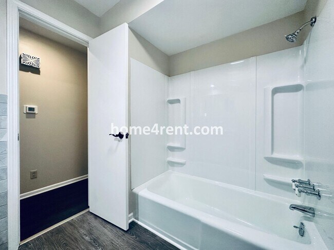 Building Photo - Cozy Ranch Home in Shawnee w/ Plenty of Natural Light, Wood Floors Throughout and an Updated Kitc...