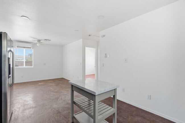 Building Photo - 1226 E Elm St