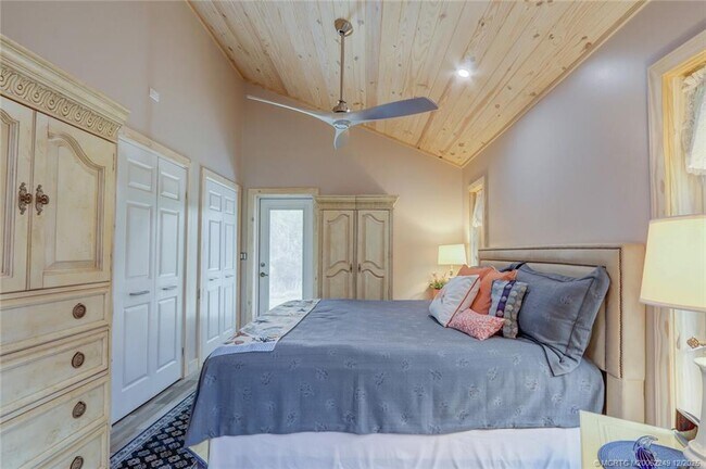 Building Photo - 64 NE Acacia Trail