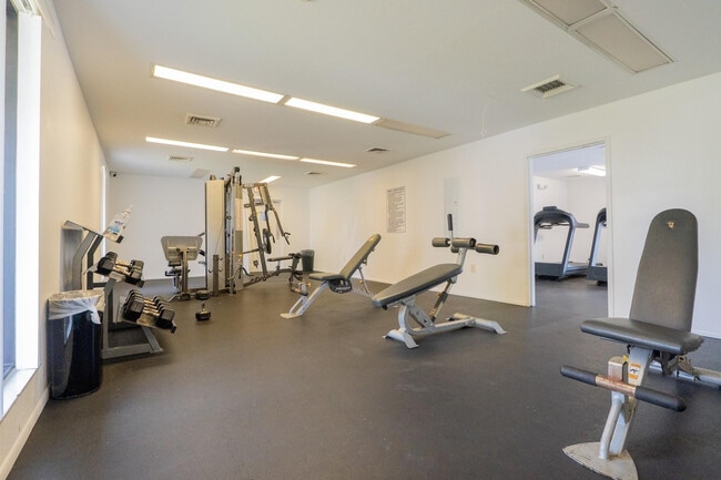 Building Photo - 4156 Inverrary Dr