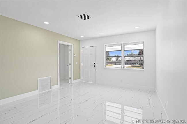 Building Photo - 1437 SW 1st Ave